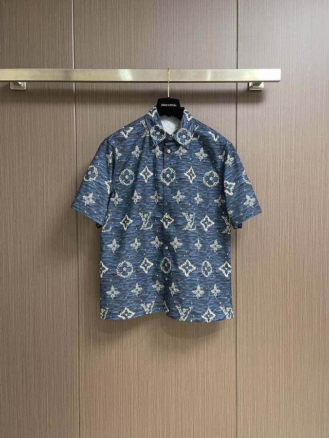 上衣 短裤 lv 短袖衬衫短裤套装 聚焦当季 Monogram Regatta 印花 棉质府绸浸染深邃色彩 海浪般翻涌的纹理之上 航行的小船图案紧密簇拥 组成全