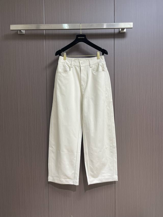 bv 2025Ss新款牛仔裤 定制进口斜纹棉牛仔材质 工艺洗水处理 定制面辅料 高雅显气质 直筒长裤剪裁 骨位线条呼应相得益彰 时髦吸睛 日常通勤都可搭配任何单