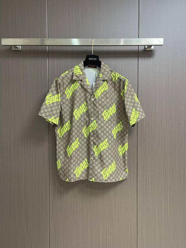 上衣 短裤290 gucci 提花短袖衬衫短裤套装 以其独特的时尚魅力 成为衣橱中的亮点单品 精致的提花工艺 在细腻的面料上绽放出立体而生动的图案 无论是抽象艺