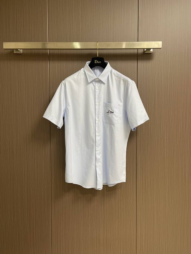 kiton 2025Ss早春新款短袖衬衫 延续了品牌经典鲜明的风格设计 大气奢华的走线真是好看到不行 驾驭起来都超级帅气 客供进口优质面料制成 面料手感比常规面