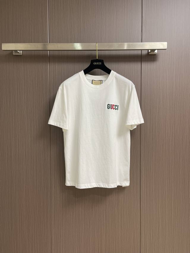 gucci 2025Fw刺绣Logo仔章短袖T恤 采用对色定染纯棉质面料 32S双纱纯棉面料 G 棉质面料是一种优质的针织棉面料 其织物组织为双股纱 因此具有更