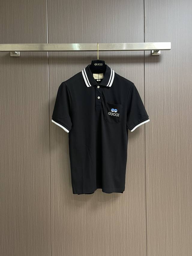 gucci 2025Ss春夏新款短袖polo 伦敦艺术家兼插画师Hattie Stewart的创意设计 为品牌添注盎然活力和俏皮之感 在她个性张扬的设计风格下