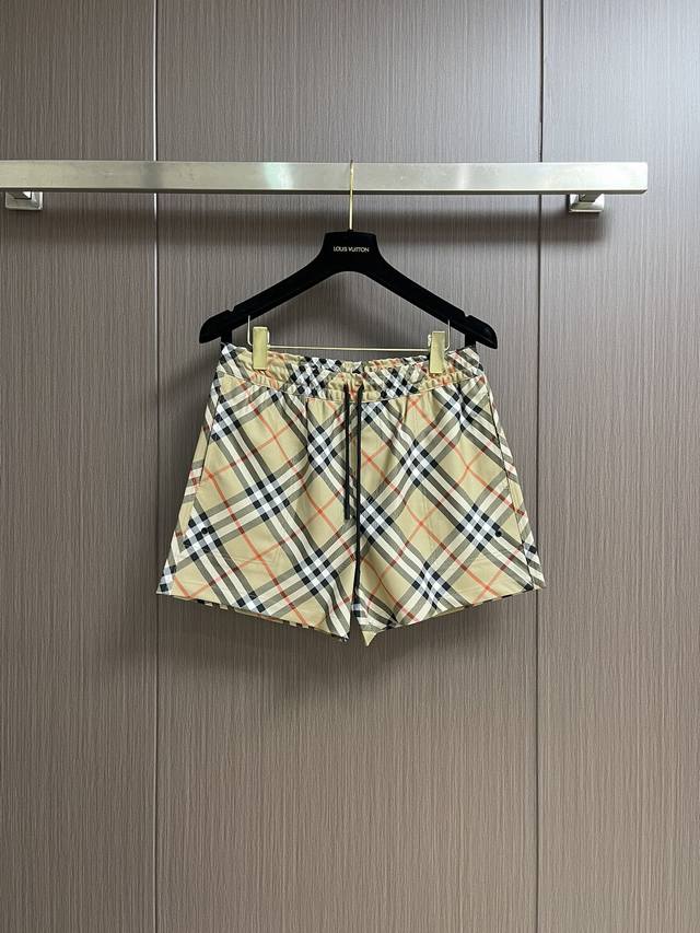 burberry 2025Ss新款抽绳游泳裤 选用尼龙斜纹面料打造 于意大利精纺而成 装饰 Burberry格纹 呈现休闲版型 搭配网眼内衬 尺码 Xs-Xl