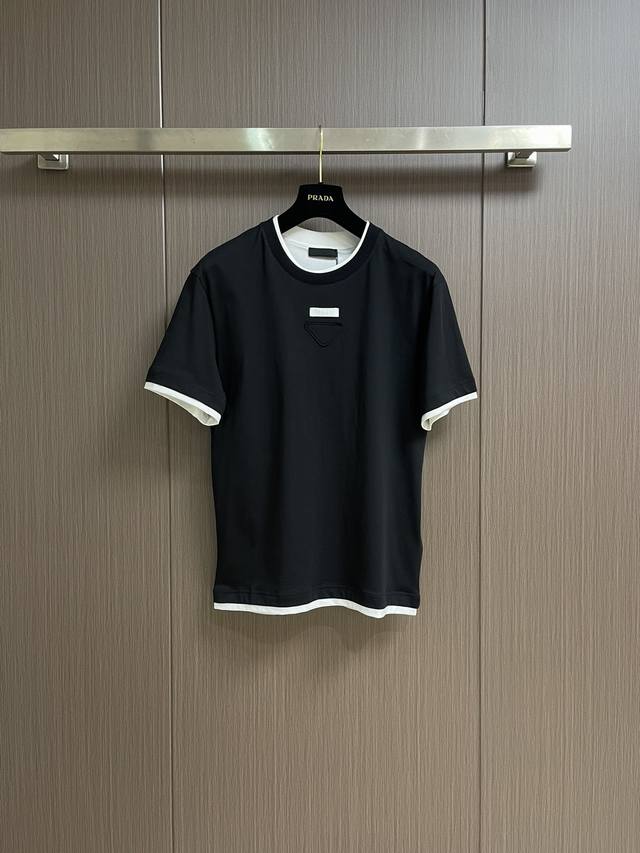 prada 2025Ss夏季新款撞色假两件三角标经典短袖T恤 经典永流传 将简约与奢华完美融合 标志性三角徽标低调却夺目 是时尚品味的无声宣告 100% 高克重