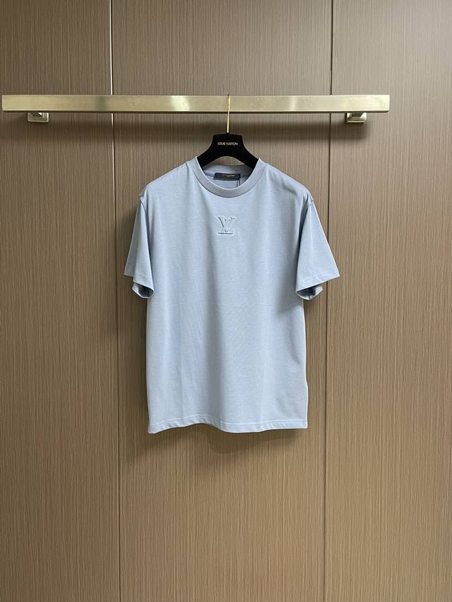 lv 标识压纹短袖T恤 定制原版 克紧密双纱 手感柔软 舒适贴肤 标志性 Logo压纹点缀正面 纹理细腻 形态饱满 层次感十足 符合当今社会流行的Ean Fit