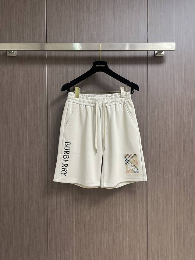 burberry 2025Ss战马贴布压胶字母短裤 男女同款 让每一次迈步都无拘无束 立体剪裁大幅提升运动自由度 腰部内置弹力抽绳 贴合身形不勒肤 久坐无勒痕