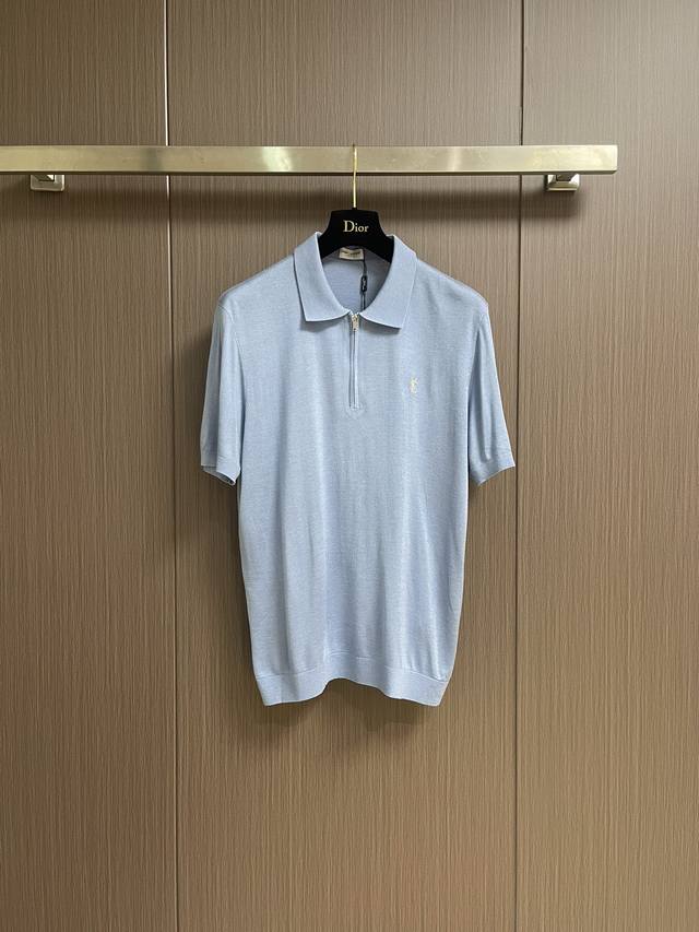 ysl 冰蓝色半拉链针织polo 这款冰蓝针织短袖 将法式优雅与时尚质感完美融合 冰蓝色调清新脱俗 似春日晴空 带来沁心凉意 半拉链设计增添利落感与细节层次 品