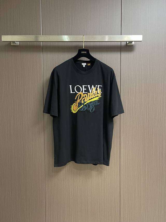 loewe 夏日系列度假绣花短袖T恤 面料采用 G轻质纯棉紧密棉面料 胸前饰有 Anagram刺绣 对版对色选用适合相应颜色和粗细的刺绣线 简约垂直圆领短袖版型