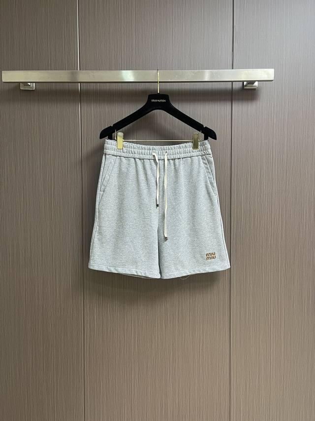 miumiu 刺绣贴标毛圈短裤 采用360克毛圈面料 原版定染花灰色 面料成份100 棉 刺绣贴标 贴标采用牛皮切割出原版1:1大小字母 胶水粘点定位 刺绣缝合
