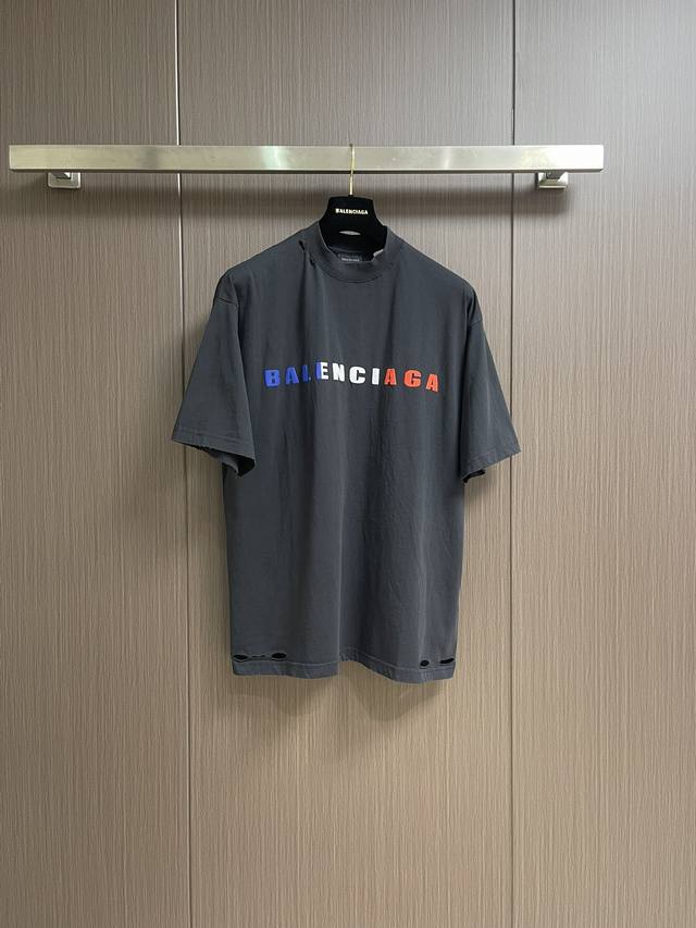 balenciaga 立体发泡印三彩字母短袖T恤 采用16支精梳赛络纺纱 对板定织16支加厚单面布 对板定染黑灰色 无尘烧毛加食毛工艺 洗后无毛绒 洗后克重 克