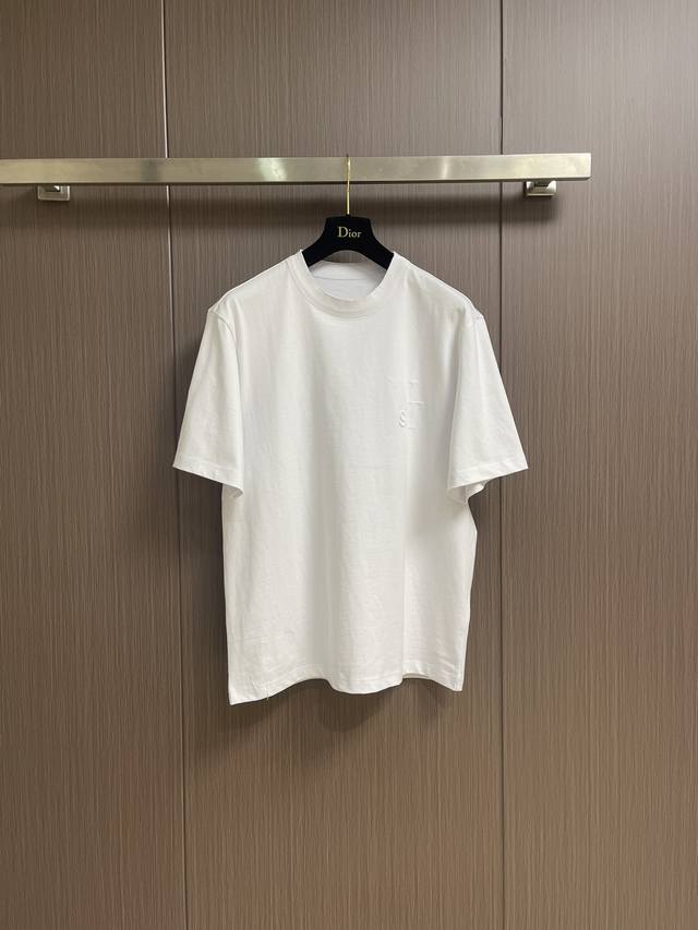sacai 字母刺绣落肩廓形短袖T恤 落肩+廓形的基础构建的纯色Tee 圆领处采用双层罗纹且双道车缝线的工艺 整个领部采用外置拼接的设计 领口端罗纹无收边且外露