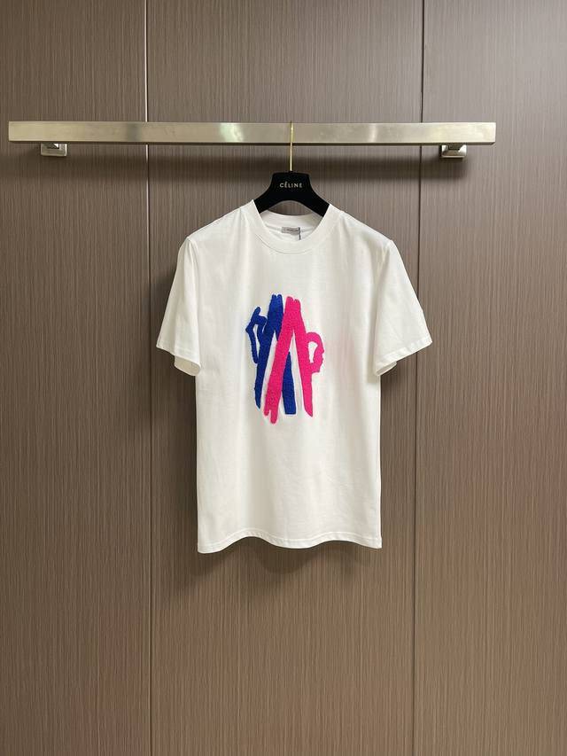 moncler 2025Ss新款胸前立体印花字母Logo圆领T恤 融合经典图案 无论是上身舒适度还是都是无可比拟的存在 可以说是夏日必备 尺码 S-Xxl