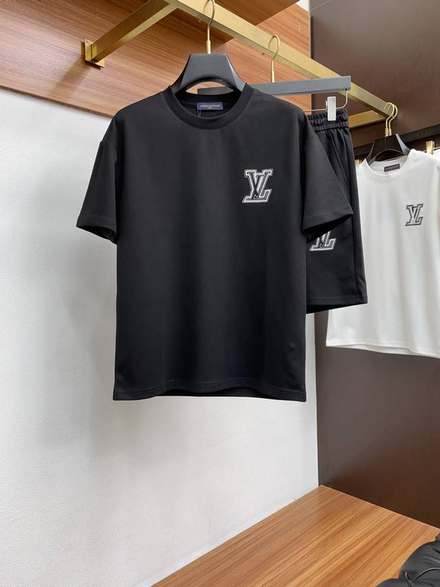 LV 路易威登 2025新款套装采用客供独家进口定制面料 面料表面非常有质感显而易见 上身透气轻薄十分舒适 细节处彰显设计特色与精湛工艺 整体细节美妙绝伦 整体