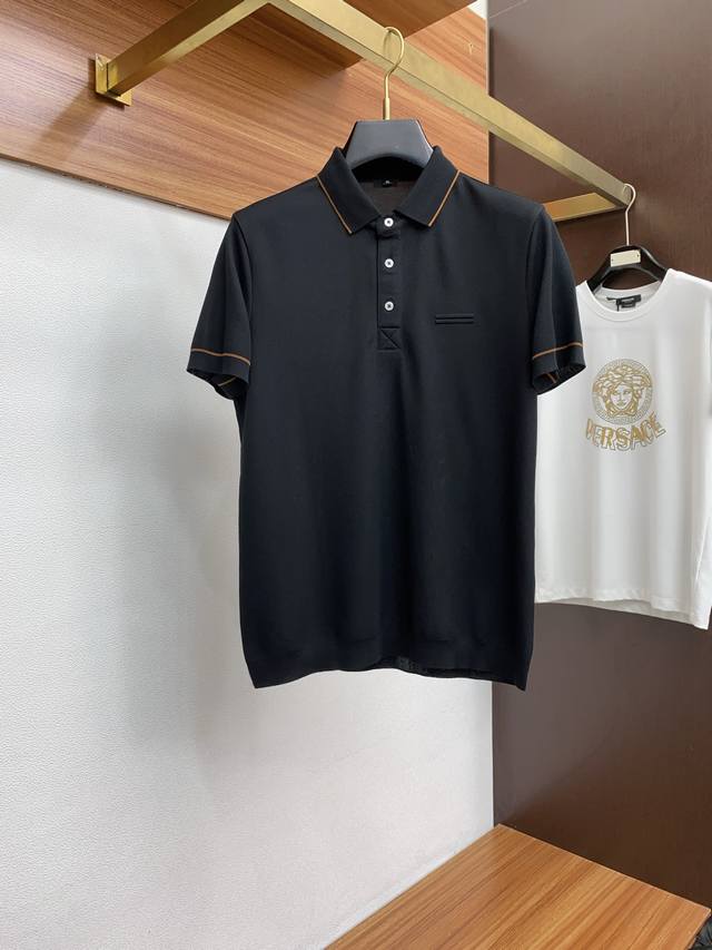 杰尼亚 2025新款男士翻领polo衫短袖 进口面料呈现 轻盈柔软的面料经过成衣染色 营造出优雅纹理 原版定制 进口纱线色染 定制罗纹领口 一体撞色罗纹 经典让