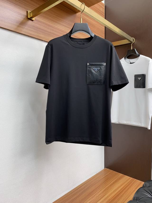 prada 普拉达 平纹针织T恤是品牌的基础款式采用280克纯棉面料 舒适透气华美简约风格与精致魅力重释基础单品 赋予其设计新意 正面小胎牛皮开口口袋金属三角形