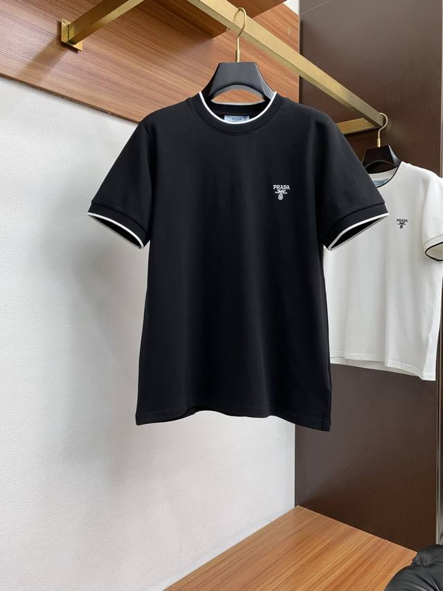 普拉达 Ss新工艺Logo纯棉质阔版圆领男士短袖T恤 新季新推系列将标识巧妙融入设计 塑就一系列充满复古风情的运动风单品 在这款百搭T恤上 带着一丝怀旧意蕴的图