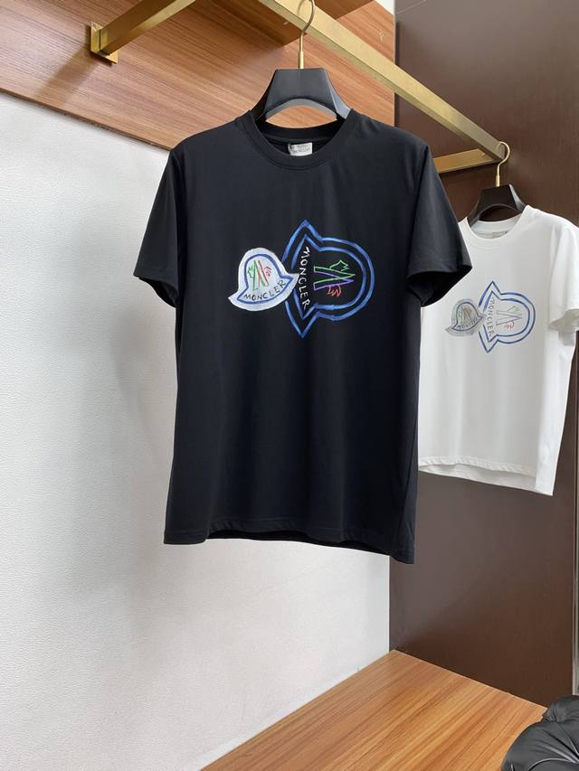 蒙口 Ss新工艺Logo纯棉质阔版圆领男士短袖T恤 新季新推系列将标识巧妙融入设计 塑就一系列充满复古风情的运动风单品 在这款百搭T恤上 带着一丝怀旧意蕴的图案