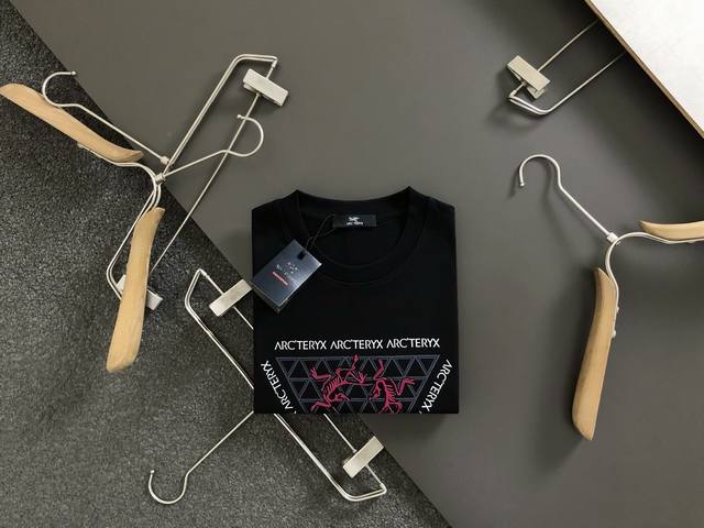 Szn*合身版型M-Xxxl 25春夏顶级立体印花经典短袖 精致工艺专柜面料 顶级元素融合打造 经典短袖3标齐全 潮男时尚 无论是上身舒适度还是都是无可比拟的存