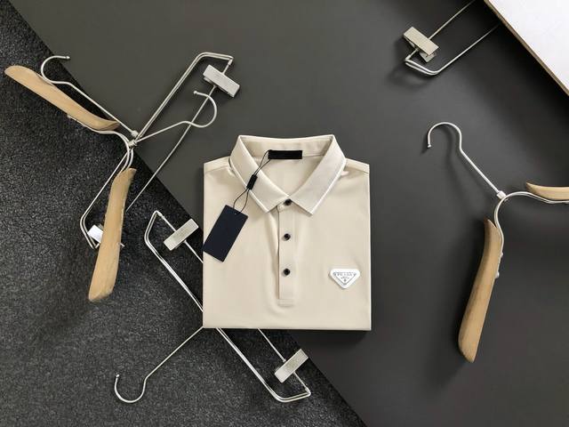 prad*修身版型M-Xxxl 25春夏顶级经典蓝色三角标融合polo短袖 精致丝滑专柜面料 顶级元素融合打造 经典短袖3标齐全 潮男时尚 无论是上身舒适度还是
