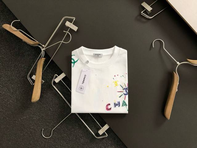 Chan*微款版型S-Xl 25早春最新经典7彩字母手绘重磅短袖 高端品质专柜原单圆领援助 顶级制作工艺进口面料 专柜款独特设计 采用进口高端订制进口丝线手感一