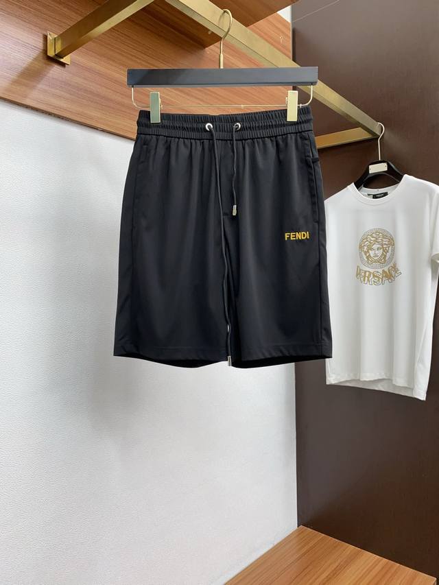 芬迪 2025春夏季新款 最新休闲短裤 原版裤型上身休闲百搭 定制面料 Logo刺绣设计 随性慵懒范 高级定制进口速干面料 订制工艺 舒适感爆棚 高端大气 夏天