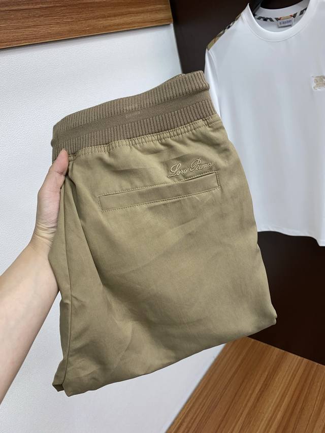 Lp 诺悠翩雅 2025 新款休闲裤 融入优雅风格 全新演绎运动服饰主打单品 全天丝麻面料精心制作 常规版型 饰以撞色腰弹力腰头提升格调 时尚舒适 可打造各式正