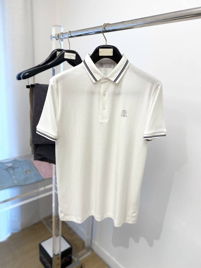 brunello Cucinelli 2025最新款短袖T恤 帅气时尚 胸前精致刺绣图案Logo 简约百搭款 面料棉 不仅挺括 保持潮流的廓形 又穿着舒适 纱织