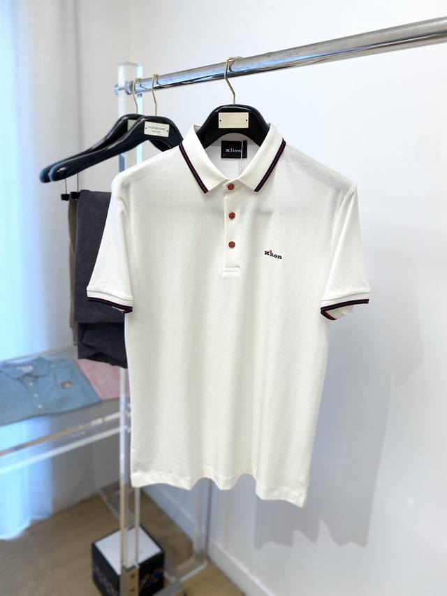 kiton 时尚潮牌 2025最新款短袖T恤 帅气时尚 胸前精致刺绣字母Logo 简约百搭款 面料棉 不仅挺括 保持潮流的廓形 又穿着舒适 纱织更细腻 码数M-