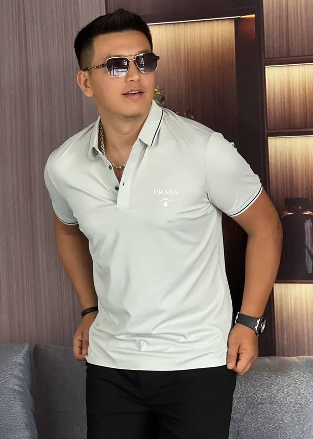 prada普拉达 2025春夏最新款翻领时尚短袖T恤 高级定制面料 贴肤舒适 丝滑透气 耐看又好穿 原厂工艺一丝不苟 型男必备单品 尺码 M-3Xl