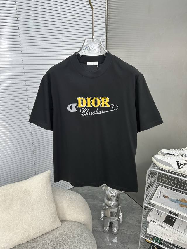 Dior迪奥 2025Ss春夏最新款短袖T恤出货啦 2025新款T恤 高版本专用面料 高克重 260G 纯棉面料 上身舒适不失挺阔 针脚刺绣工艺 数字印花 植绒