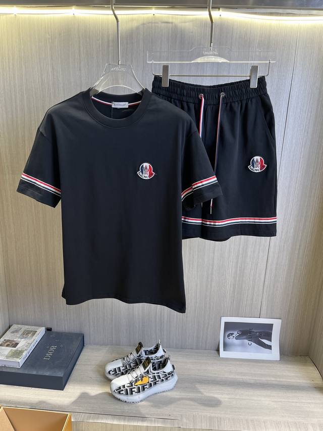 Moncler蒙口 2025Ss圆领短袖短裤套装 纯棉面料上身不会闷热 爽滑舒适的亲肤效果更加透气 面料自带肌理感 经典徽标工艺 独有的角度全新演绎 时尚百搭首