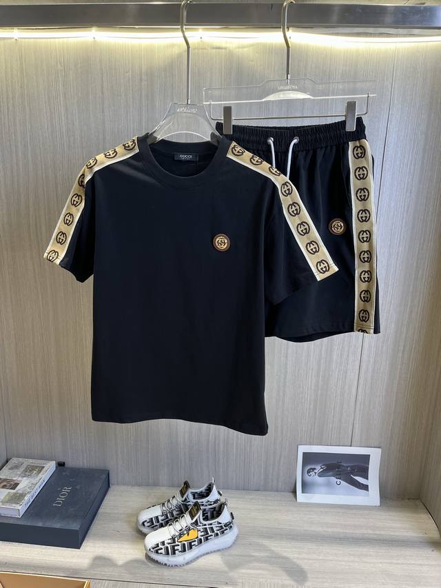 Gucci古奇 2025Ss圆领短袖短裤套装 纯棉面料上身不会闷热 爽滑舒适的亲肤效果更加透气 面料自带肌理感 经典徽标工艺 独有的角度全新演绎 时尚百搭首选