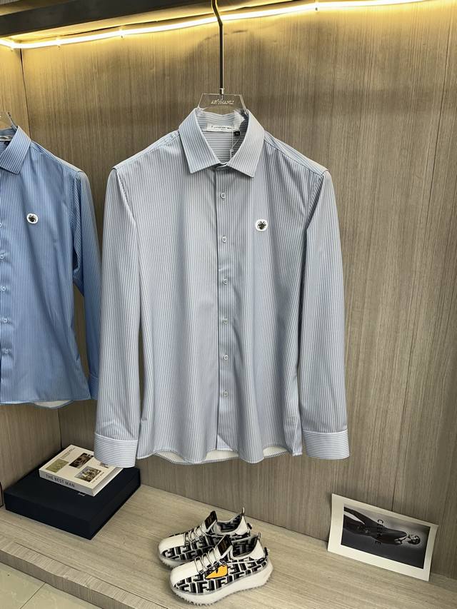 Dior迪奥 2025Ss春季新品长袖衬衫 时尚有型 简约百搭款 版型挺括 经典品牌Logo 新工艺搭配 穿着舒适 纱织细腻 上身帅气十足 三标齐全 所有精细做