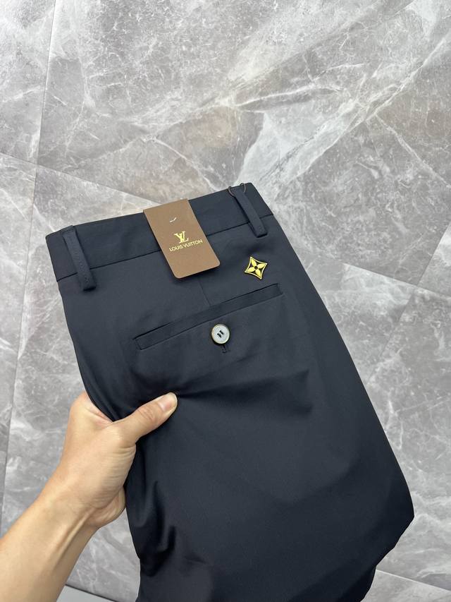 Lv路易威登 休闲裤 西裤2025Ss春夏新款 高级定制裤子专用面料 定制原版五金 重工工艺打造 车工走线精细 定制面料 柔软舒适 质感显著 辅料精美 上身效果