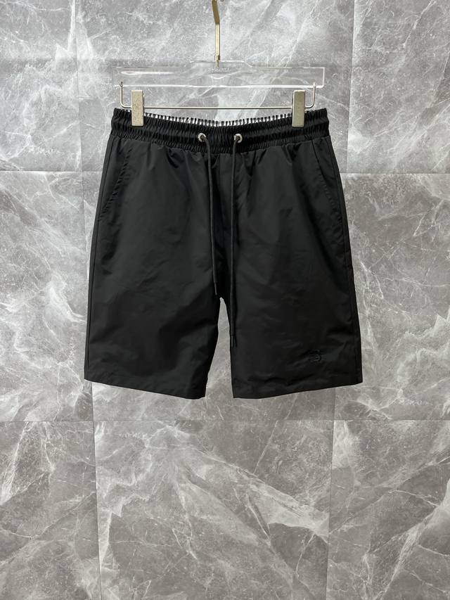 Burberry巴宝莉 2025春夏新款男士休闲短裤 双面穿 高级定制透气面料 透气微弹舒适度极高 细节无可挑剔 顶级辅料配备 原版五金设计理念 三标齐全 手感
