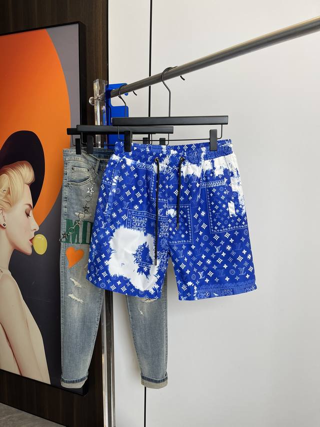 Lv路易威登 夏季新款男士休闲短裤沙滩裤 高级定制聚酯纤维面料 凉爽透气舒适度极高 印花细节无可挑剔 顶级五金辅料配备 原版Logo设计理念 手感细腻柔软 上身