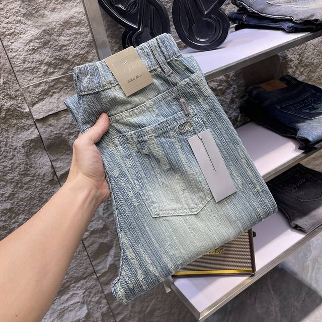 Dior迪奥 宽松直筒 复古渐变牛仔裤 街头酷感必备 经典牛仔蓝搭配独特的渐变效果 颜色由深入浅的过渡自然 仿佛带着岁月的痕迹 复古感直接拉满 直筒的版型不挑腿