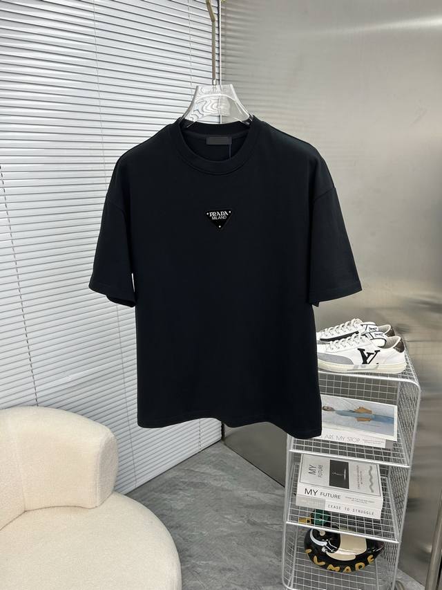 prada普拉达 2025春夏新款高克重重磅圆领短袖出货啦 春夏出门必备款 定制高克重纯棉面料 搭配当下流行重工工艺 做工走线精细 面料上身舒适 三标齐全 超帅