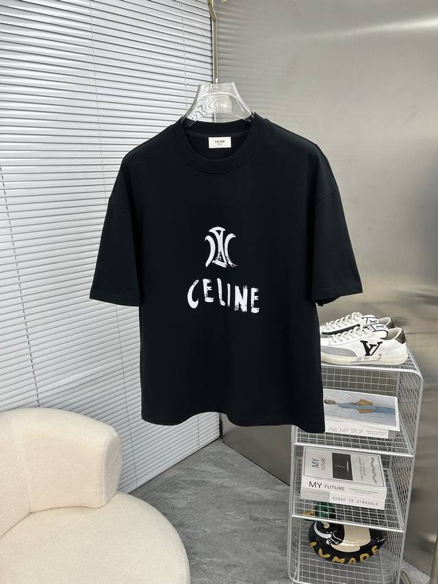 Celine赛琳 2025春夏新款高克重重磅圆领短袖出货啦 春夏出门必备款 定制高克重纯棉面料 搭配当下流行重工工艺 做工走线精细 面料上身舒适 三标齐全 超帅