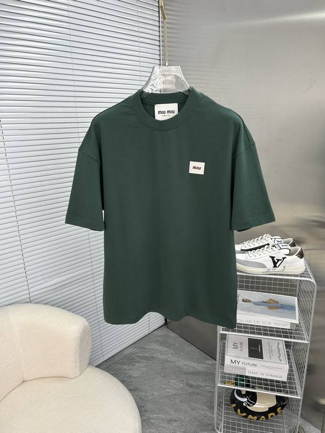 Miu Miu缪缪 2025春夏新款高克重重磅圆领短袖出货啦 春夏出门必备款 定制高克重纯棉面料 搭配当下流行重工工艺 做工走线精细 面料上身舒适 三标齐全 超