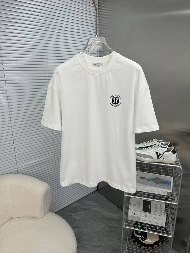 Lululemon 2025春夏新款高克重重磅圆领短袖出货啦 春夏出门必备款 定制高克重纯棉面料 搭配当下流行重工工艺 做工走线精细 面料上身舒适 三标齐全 超
