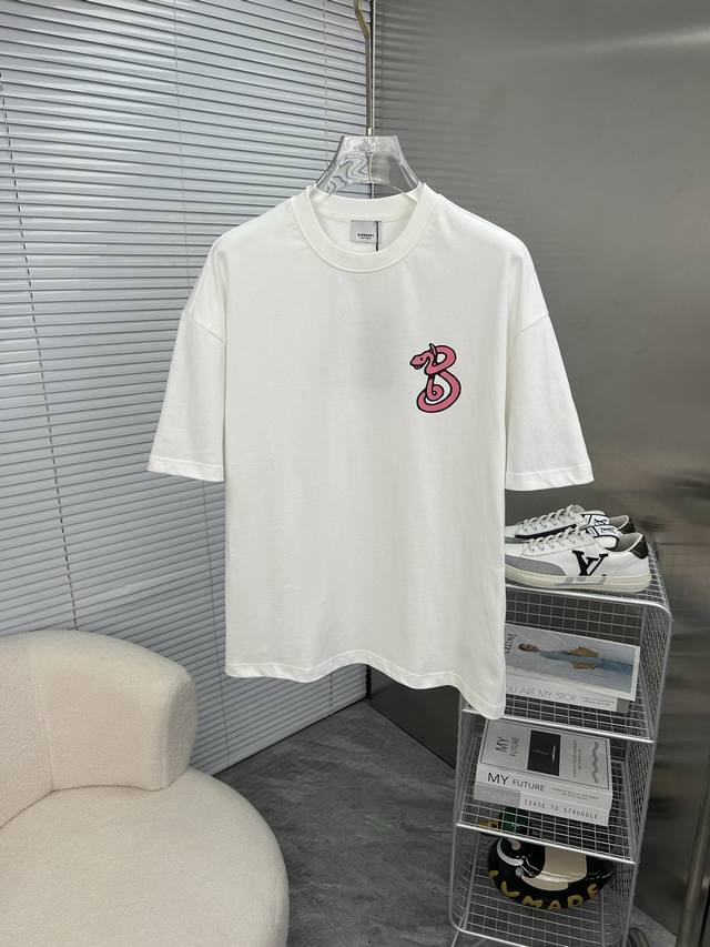 Burberry巴宝莉 2025春夏新款高克重重磅圆领短袖出货啦 春夏出门必备款 定制高克重纯棉面料 搭配当下流行重工工艺 做工走线精细 面料上身舒适 三标齐全