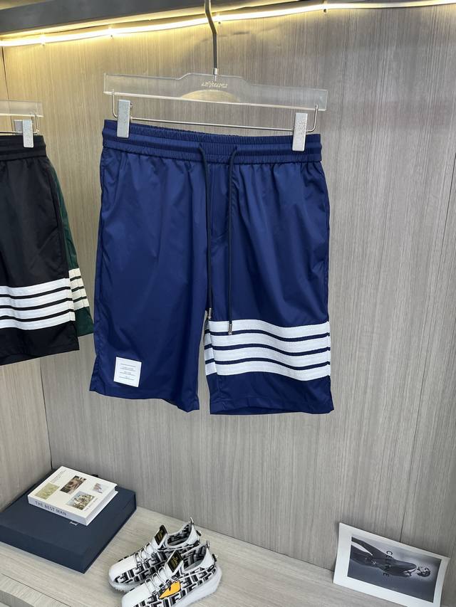 Tb汤姆布朗 2025春夏新款男士休闲短裤 高级定制透气面料 透气微弹舒适度极高 细节无可挑剔 顶级辅料配备 原版五金设计理念 三标齐全 手感细腻柔软 上身版型