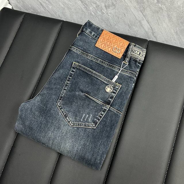 dr 2025春夏最新推出男士牛仔裤新品 重工水洗牛仔面料 定制面料和一般牛仔布料比起来 更加柔软舒适 超重工洗水工艺 双工艺洗水 整条裤子 手感舒适 细腻程度