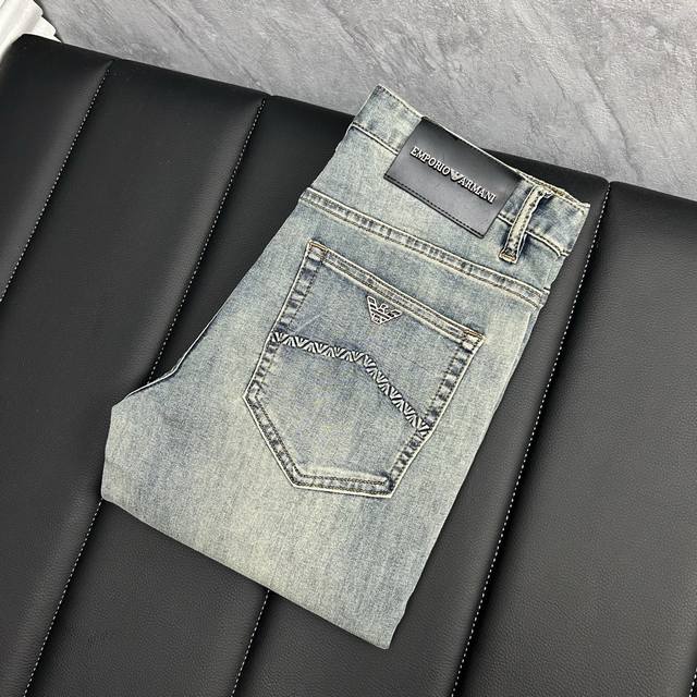 阿玛 2025春夏最新推出男士牛仔裤新品 重工水洗牛仔面料 定制面料和一般牛仔布料比起来 更加柔软舒适 超重工洗水工艺 双工艺洗水 整条裤子 手感舒适 细腻程度