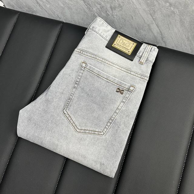dg 2025春夏最新推出男士牛仔裤新品 重工水洗牛仔面料 定制面料和一般牛仔布料比起来 更加柔软舒适 超重工洗水工艺 双工艺洗水 整条裤子 手感舒适 细腻程度