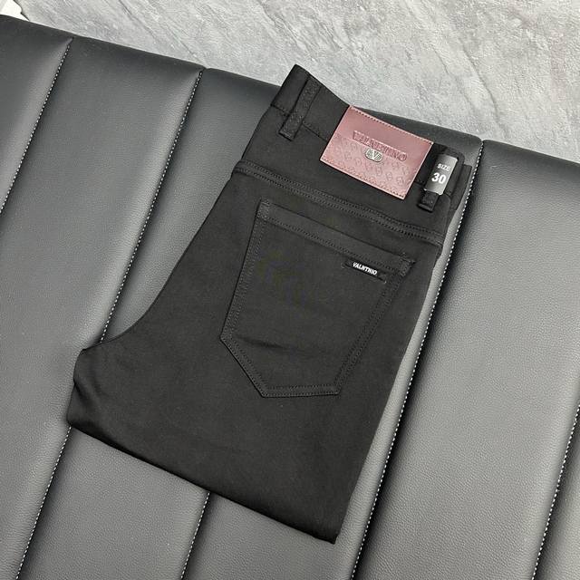 华伦天 2025春夏最新推出男士牛仔裤新品 重工水洗牛仔面料 定制面料和一般牛仔布料比起来 更加柔软舒适 超重工洗水工艺 双工艺洗水 整条裤子 手感舒适 细腻程
