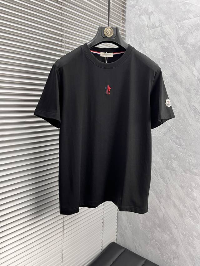 蒙 2025夏季最新品 专柜同步有售 原单狠货 时尚休闲短袖T恤 上身舒适 吸睛而有亮点 采用进口原版面料 顶级工艺图案Logo 简单而不失时尚 上身时尚帅气