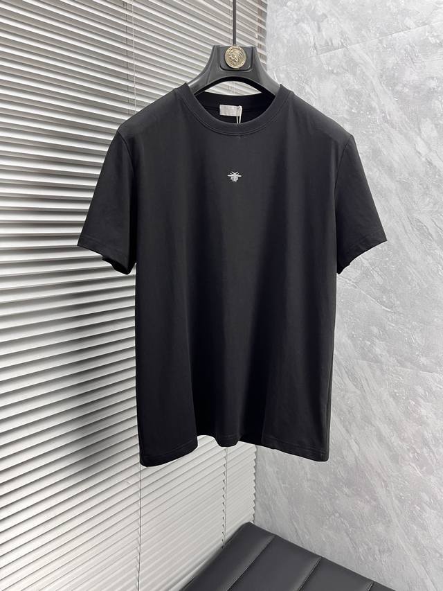 Dr 2025夏季最新品 专柜同步有售 原单狠货 时尚休闲短袖T恤 上身舒适 吸睛而有亮点 采用进口原版面料 顶级工艺图案Logo 简单而不失时尚 上身时尚帅气