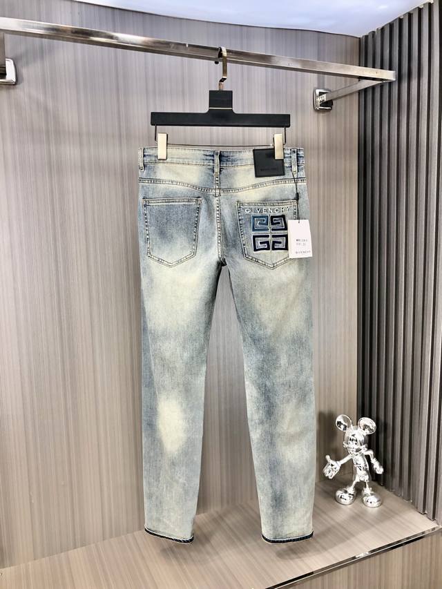 givenchy 纪梵希 2025春夏最新推出男士牛仔裤新品 重工水洗牛仔面料 定制面料和一般牛仔布料比起来 更加柔软舒适 超重工洗水工艺 双工艺洗水 整条裤子